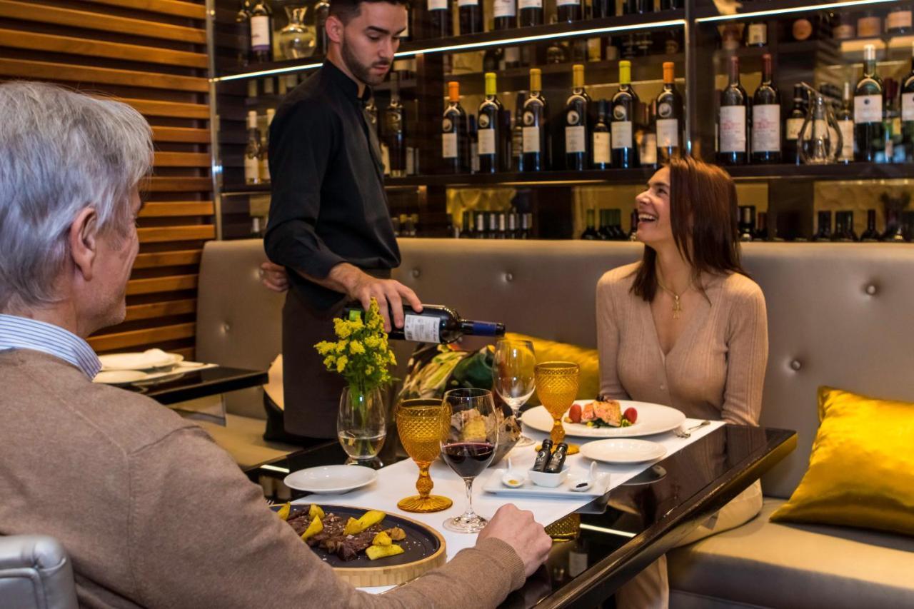 Gran Hotel Nagari Boutique & Spa Vigo Exterior foto A sommelier serving wine
