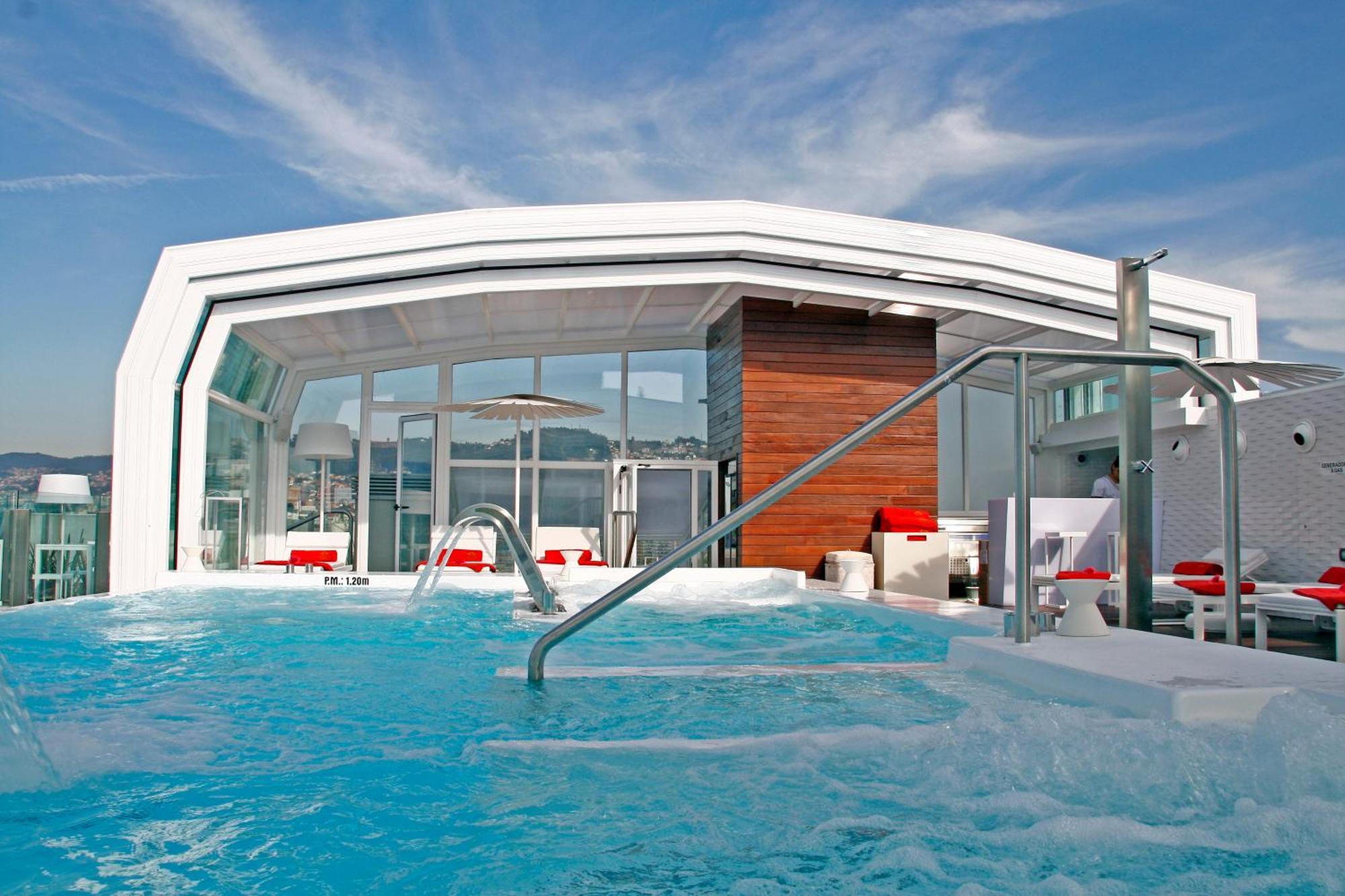 Gran Hotel Nagari Boutique & Spa Vigo Exterior foto The rooftop pool at the Mandarin Oriental Barcelona