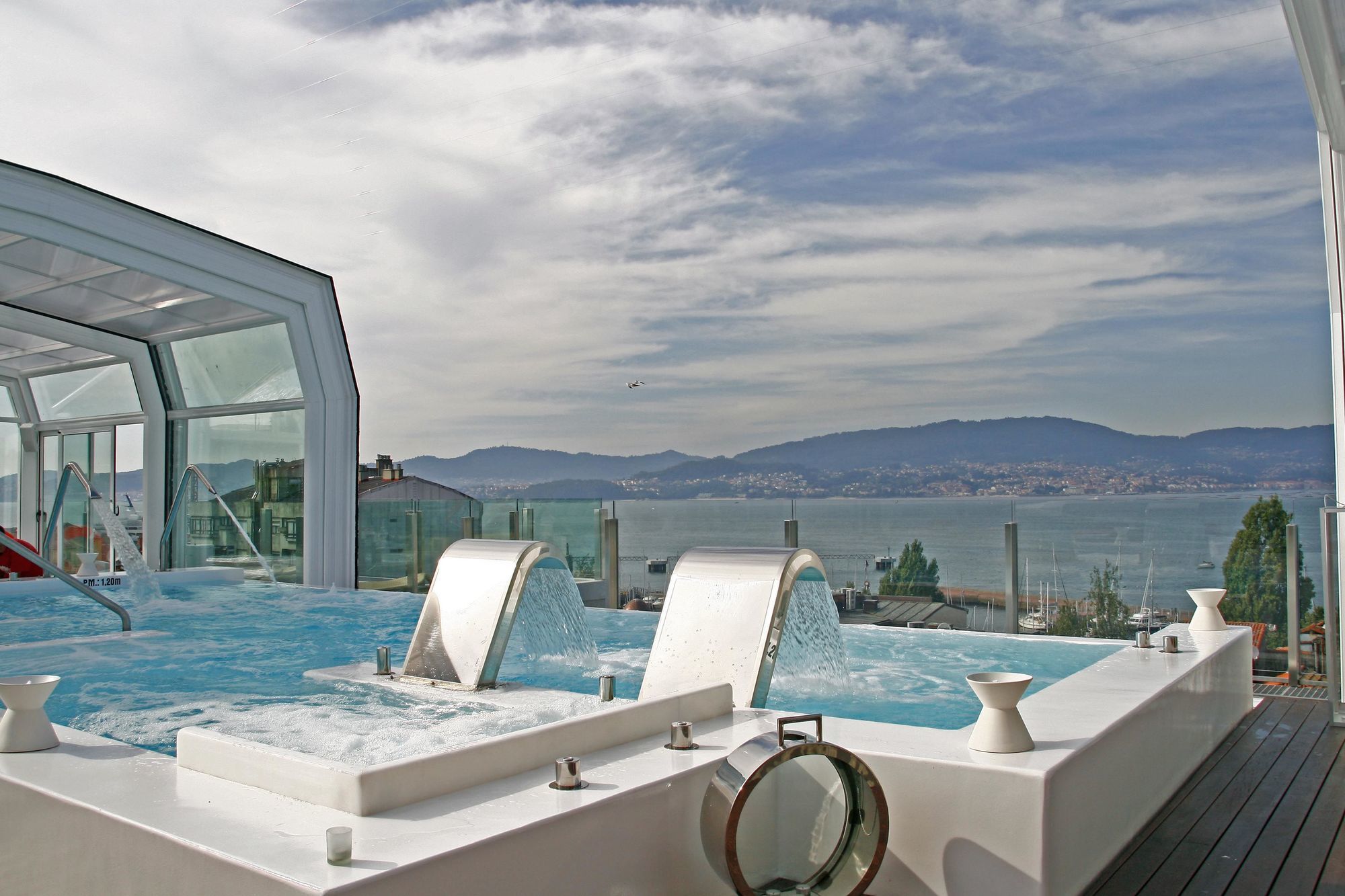 Gran Hotel Nagari Boutique & Spa Vigo Exterior foto The rooftop pool at the hotel