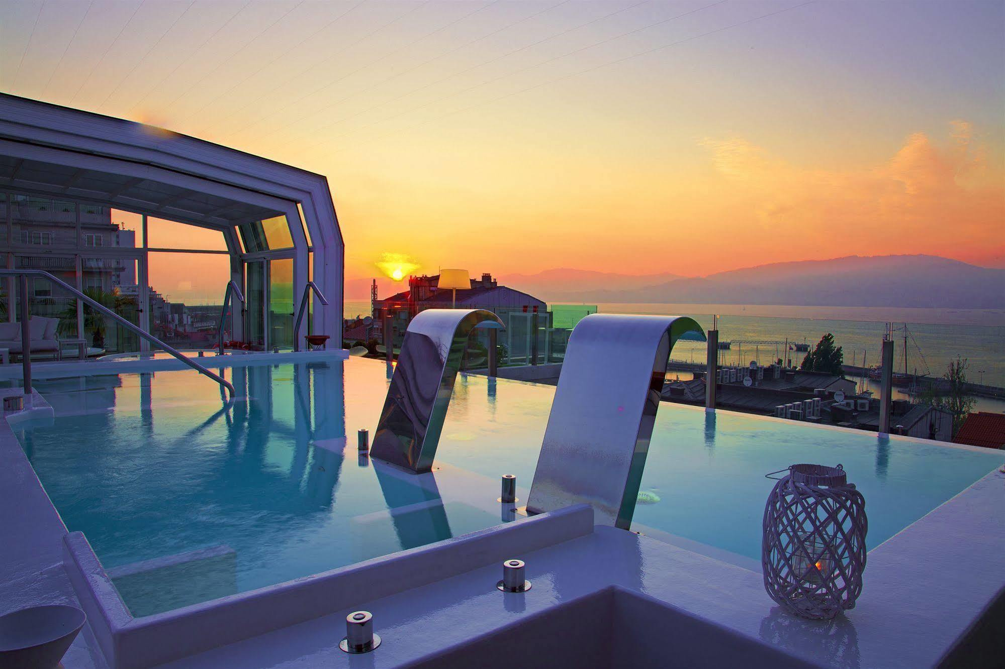 Gran Hotel Nagari Boutique & Spa Vigo Exterior foto Sunset at the pool